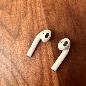 Apple 2 generation AirPod. Used no case.